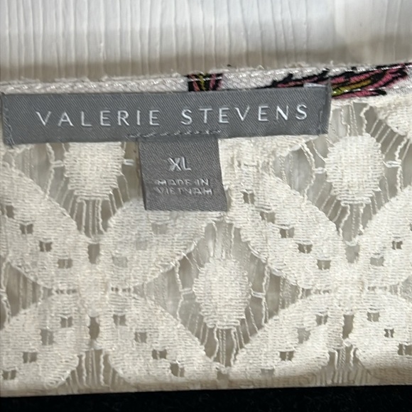 Valerie Stevens Women’s geometric pattern top with lace Size XL - Picture 4 of 6